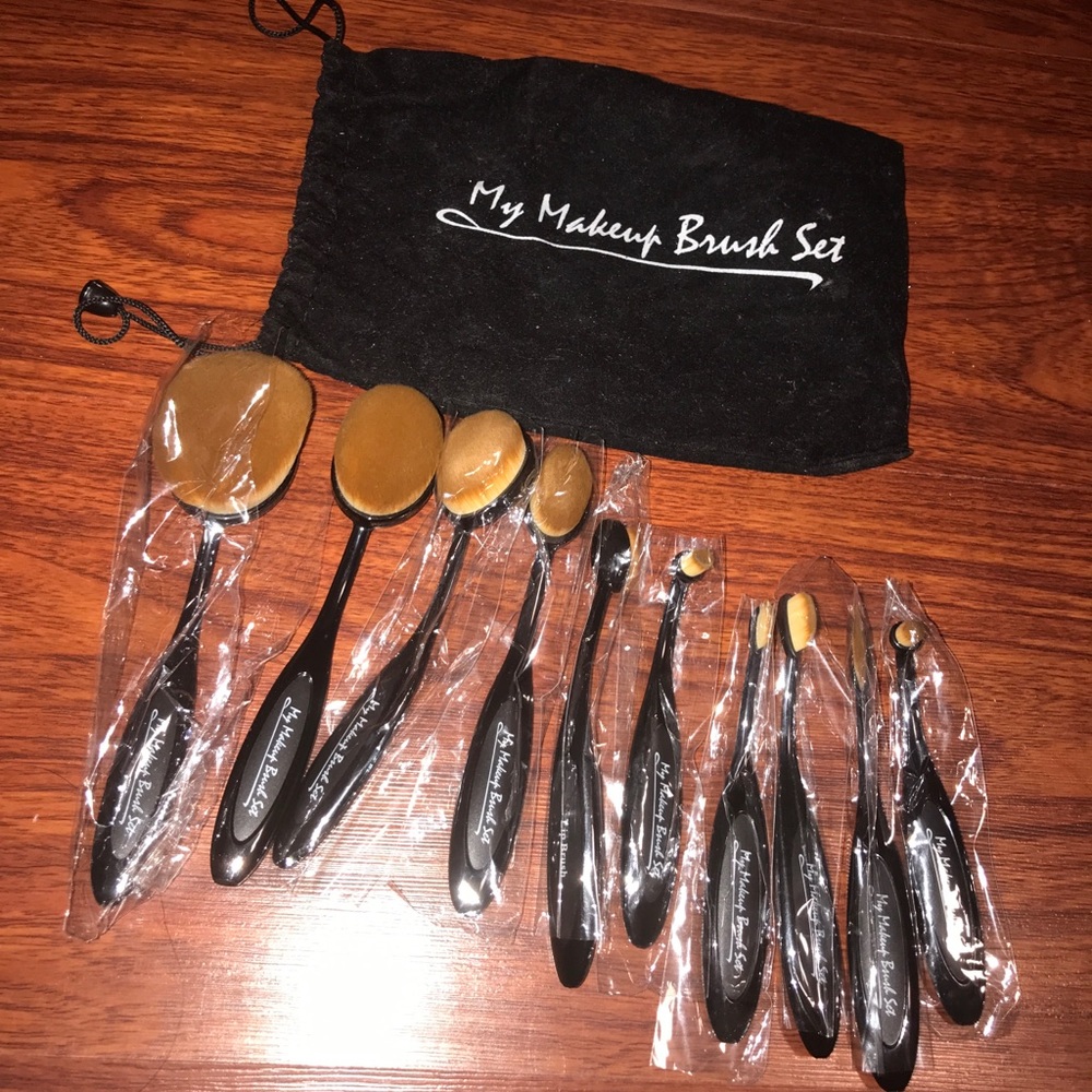 Oval makeup brushes